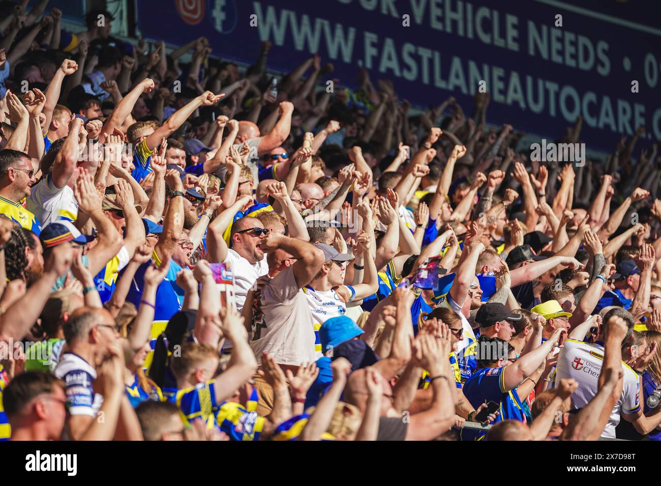St Helens, Merseyside, Royaume-Uni. 19 mai 2024. Betfred Challenge Cup Rugby : Huddersfield Giants vs Warrington Wolves au Totally Wicked Stadium. Les fans itinérants de Warrington en pleine voix alors que le temps descend à 00:00. Crédit James Giblin Photography/Alamy Live News. Banque D'Images