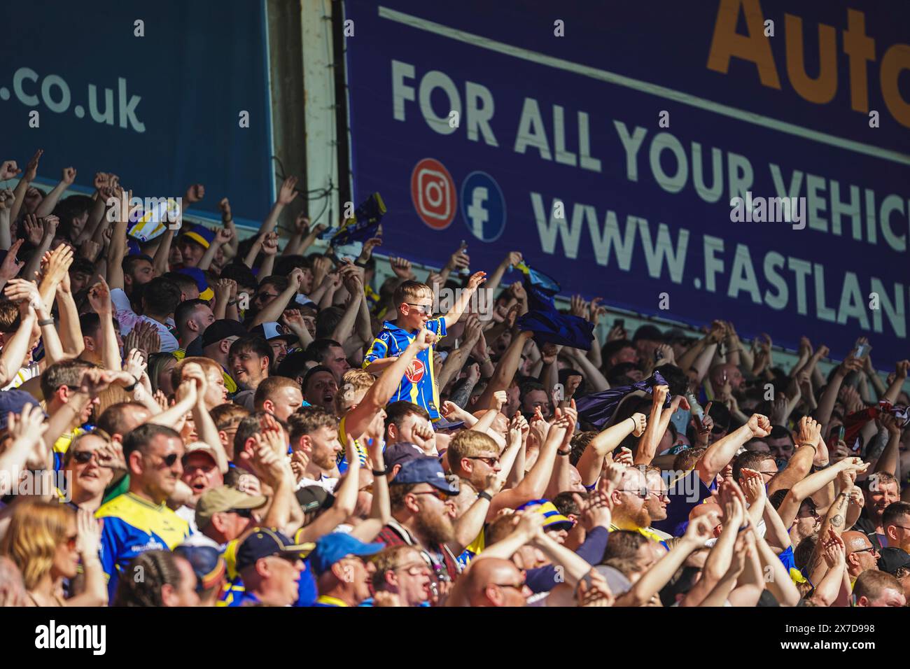 St Helens, Merseyside, Royaume-Uni. 19 mai 2024. Betfred Challenge Cup Rugby : Huddersfield Giants vs Warrington Wolves au Totally Wicked Stadium. Les fans itinérants de Warrington en pleine voix alors que le temps descend à 00:00. Crédit James Giblin Photography/Alamy Live News. Banque D'Images