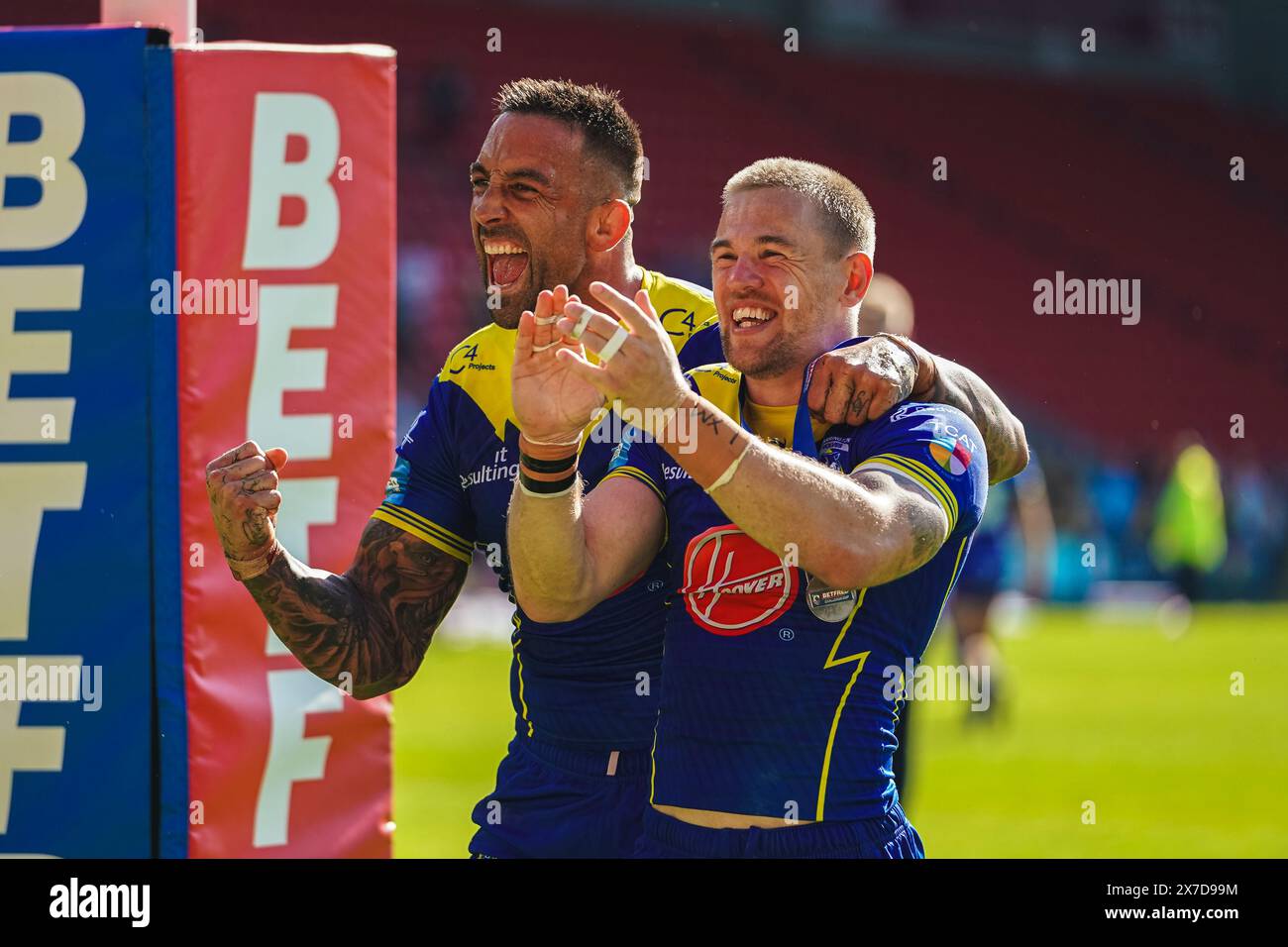 St Helens, Merseyside, Royaume-Uni. 19 mai 2024. Betfred Challenge Cup Rugby : Huddersfield Giants vs Warrington Wolves au Totally Wicked Stadium. Man of the match Matt Dufty et Paul VAUGHAN célébrant devant les fans itinérants de Warrington à plein temps. Crédit James Giblin Photography/Alamy Live News. Banque D'Images