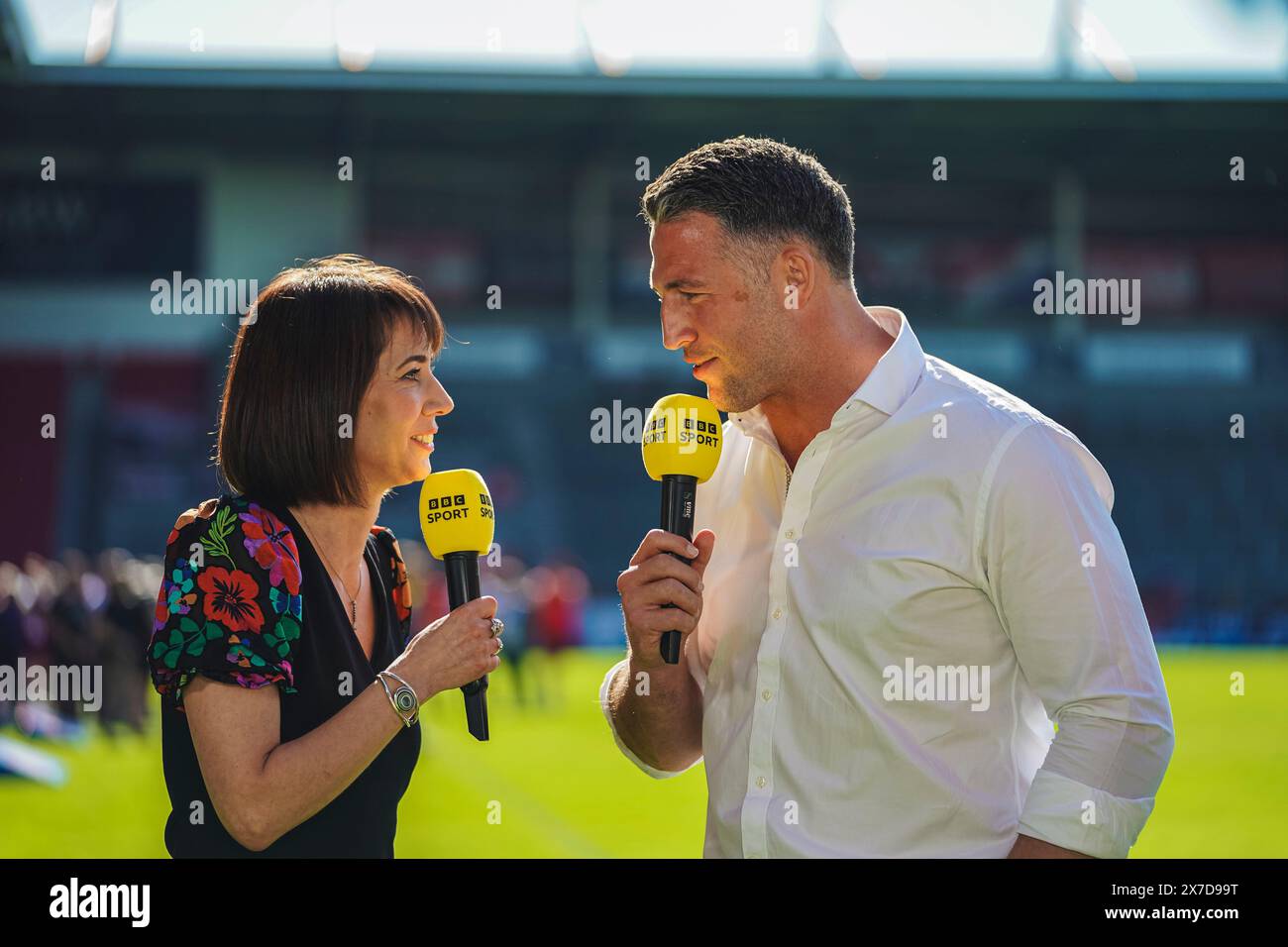 St Helens, Merseyside, Royaume-Uni. 19 mai 2024. Betfred Challenge Cup Rugby : Huddersfield Giants vs Warrington Wolves au Totally Wicked Stadium. Sam Burgess et Tanya Arnold de la BBC discutent de la victoire de Warrington en direct à temps plein sur BBC. Crédit James Giblin Photography/Alamy Live News. Banque D'Images