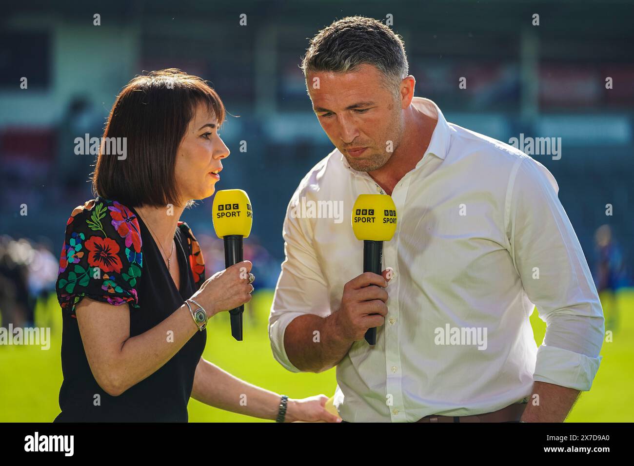 St Helens, Merseyside, Royaume-Uni. 19 mai 2024. Betfred Challenge Cup Rugby : Huddersfield Giants vs Warrington Wolves au Totally Wicked Stadium. Sam Burgess et Tanya Arnold de la BBC discutent de la victoire de Warrington en direct à temps plein sur BBC. Crédit James Giblin Photography/Alamy Live News. Banque D'Images