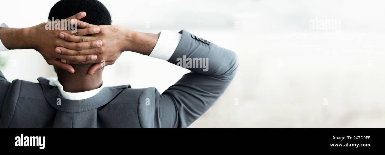 Vue arrière d'un homme d'affaires afro-américain penché en arrière Banque D'Images
