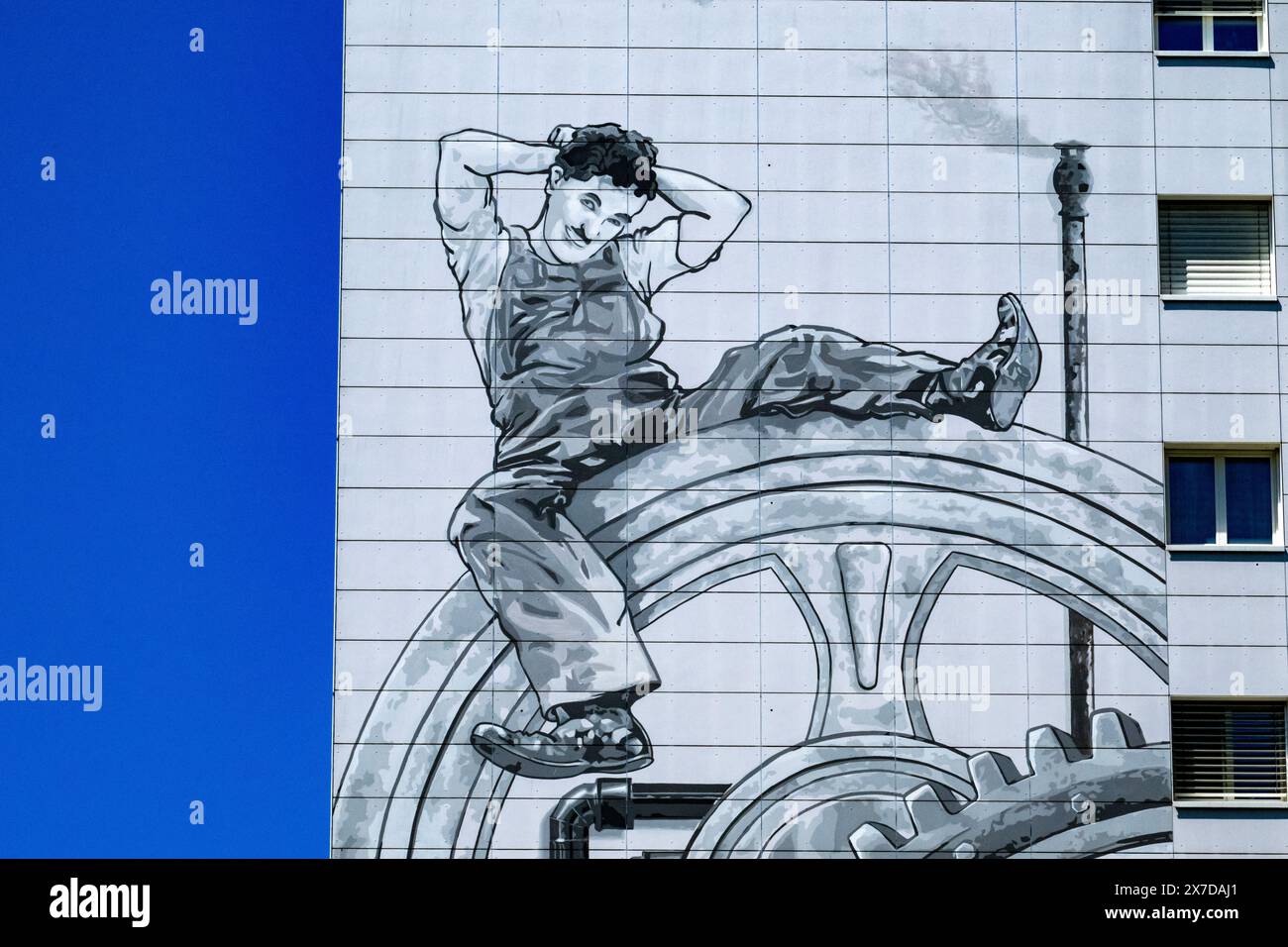 Une fresque géante de Charlie Chaplin est vue sur un bloc d