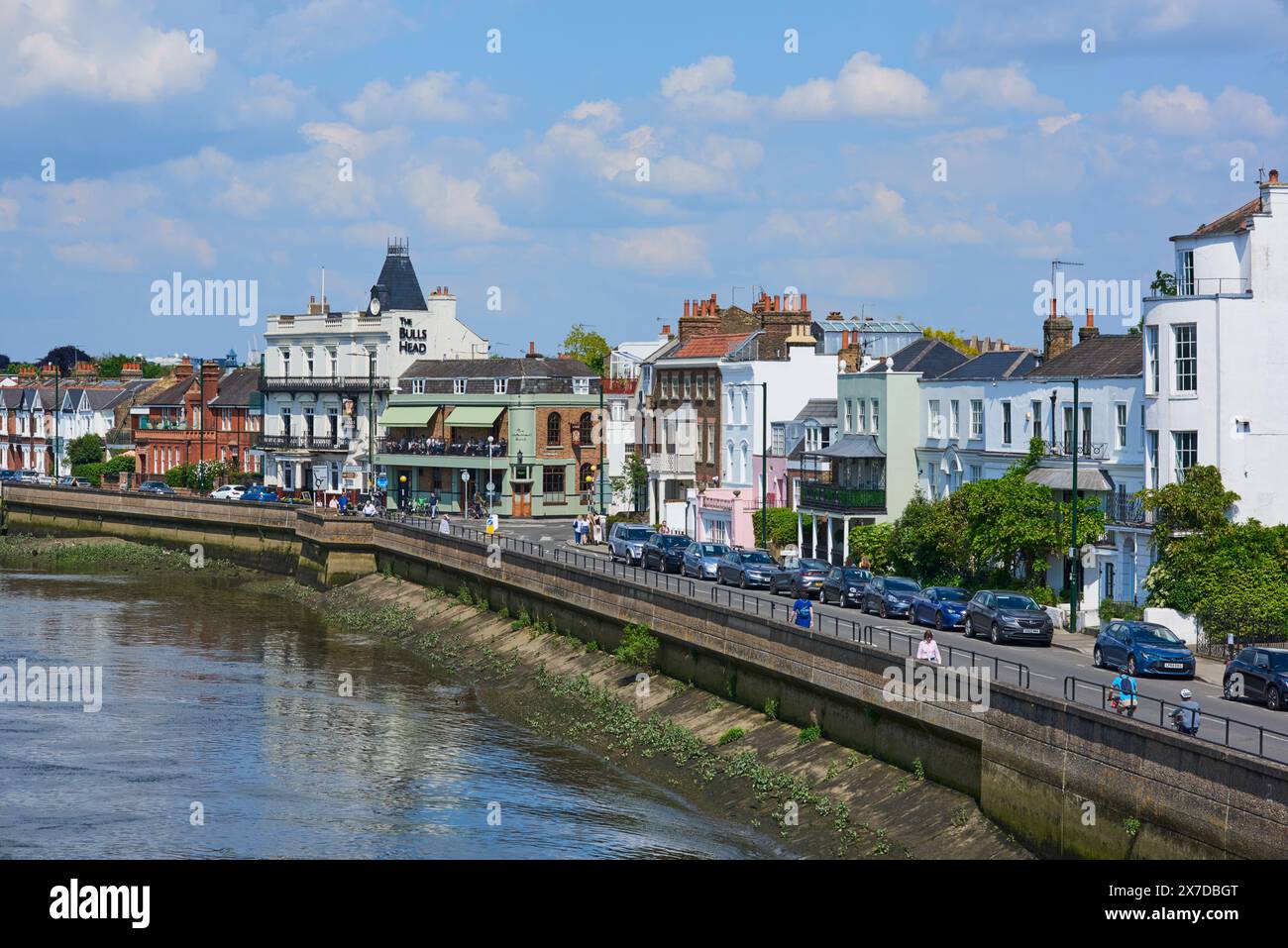 Le bord de la rivière à Barnes, West London UK, avec des bâtiments surplombant la Tamise, vue depuis Barnes Bridge Banque D'Images