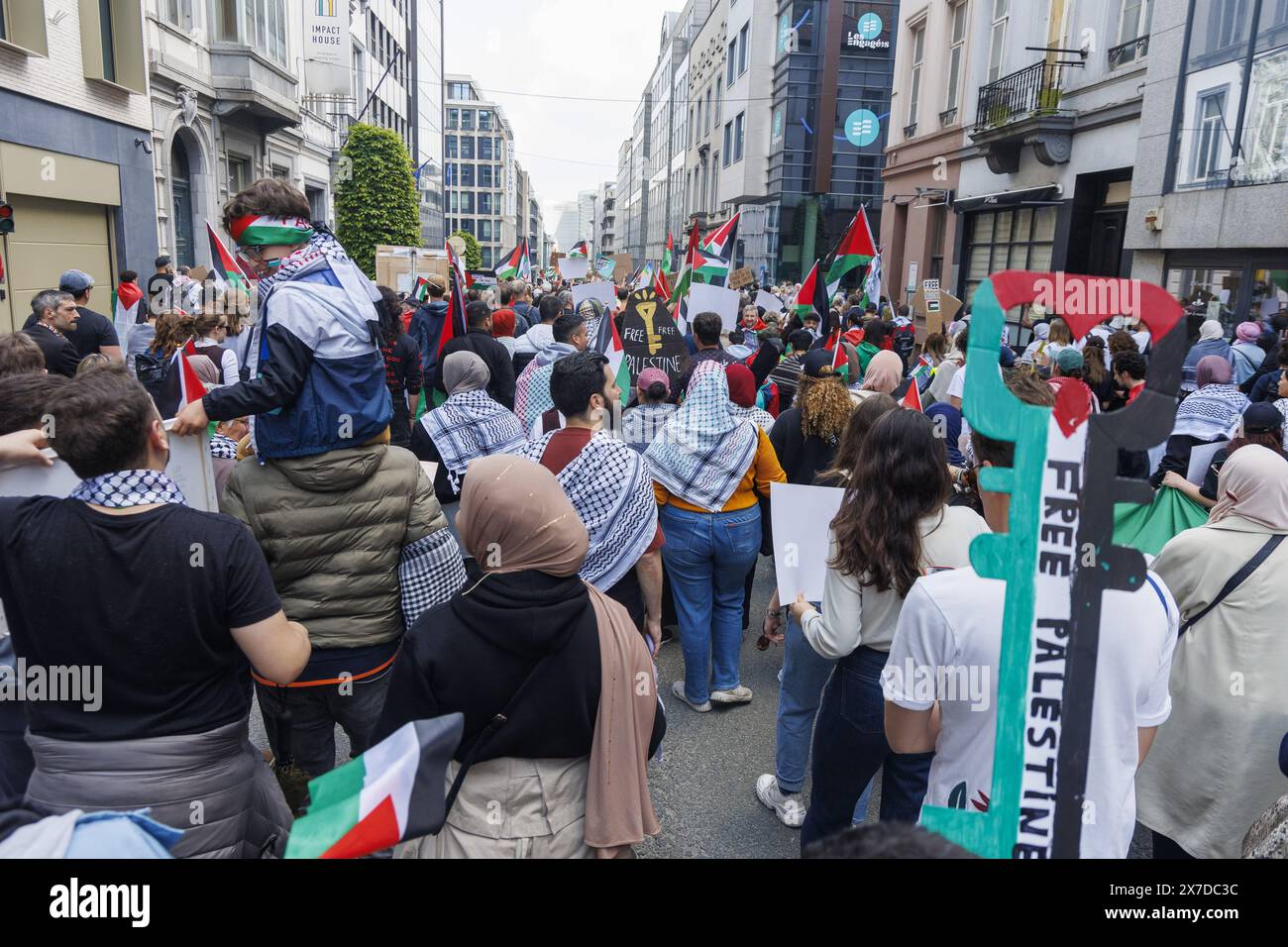 Un homme tient une grande clé en carton peinte aux couleurs du drapeau palestinien, lors d’une marche pour dénoncer le génocide en Palestine, exiger des sanctions et soutenir les étudiants du monde entier à agir pour le peuple palestinien, dimanche 19 mai 2024 à Bruxelles. Un groupe d’organisations de la société civile organise aujourd’hui une nouvelle marche européenne pour une Palestine libre. Entre autres, le 11.11.11, Pax Christi Flandre et Peace action appellent à la manifestation. Comme lors des manifestations précédentes, les militants demanderont au gouvernement belge et à l’Union européenne d’augmenter les pressions économiques et diplomatiques Banque D'Images