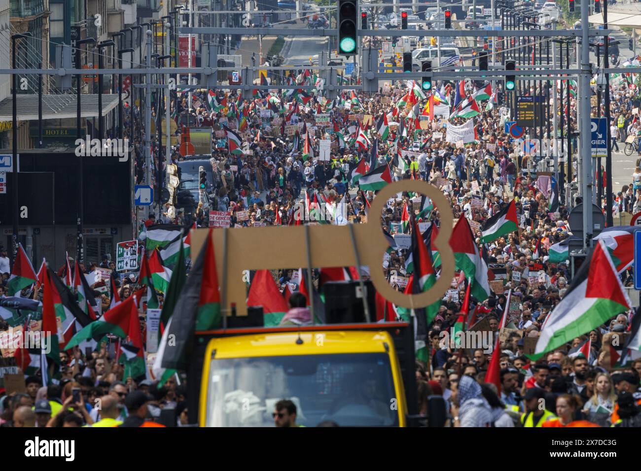 Une grande clé est vue sur le toit d’une voiture, lors d’une marche pour dénoncer le génocide en Palestine, exiger des sanctions et soutenir les étudiants du monde entier à agir pour le peuple palestinien, dimanche 19 mai 2024 à Bruxelles. Un groupe d’organisations de la société civile organise aujourd’hui une nouvelle marche européenne pour une Palestine libre. Entre autres, le 11.11.11, Pax Christi Flandre et Peace action appellent à la manifestation. Comme lors des manifestations précédentes, les militants demanderont au gouvernement belge et à l’Union européenne d’accroître la pression économique et diplomatique sur Israël. BELGA PHOTO NICOLAS MAET Banque D'Images