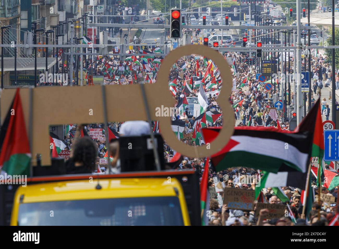Une grande clé est vue sur le toit d’une voiture, lors d’une marche pour dénoncer le génocide en Palestine, exiger des sanctions et soutenir les étudiants du monde entier à agir pour le peuple palestinien, dimanche 19 mai 2024 à Bruxelles. Un groupe d’organisations de la société civile organise aujourd’hui une nouvelle marche européenne pour une Palestine libre. Entre autres, le 11.11.11, Pax Christi Flandre et Peace action appellent à la manifestation. Comme lors des manifestations précédentes, les militants demanderont au gouvernement belge et à l’Union européenne d’accroître la pression économique et diplomatique sur Israël. BELGA PHOTO NICOLAS MAET Banque D'Images