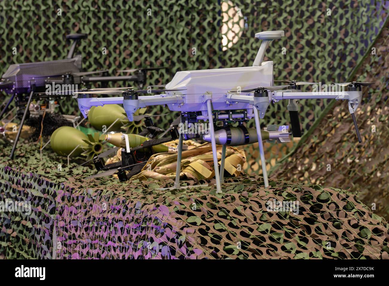 Drone militaire armé de bombes. Banque D'Images