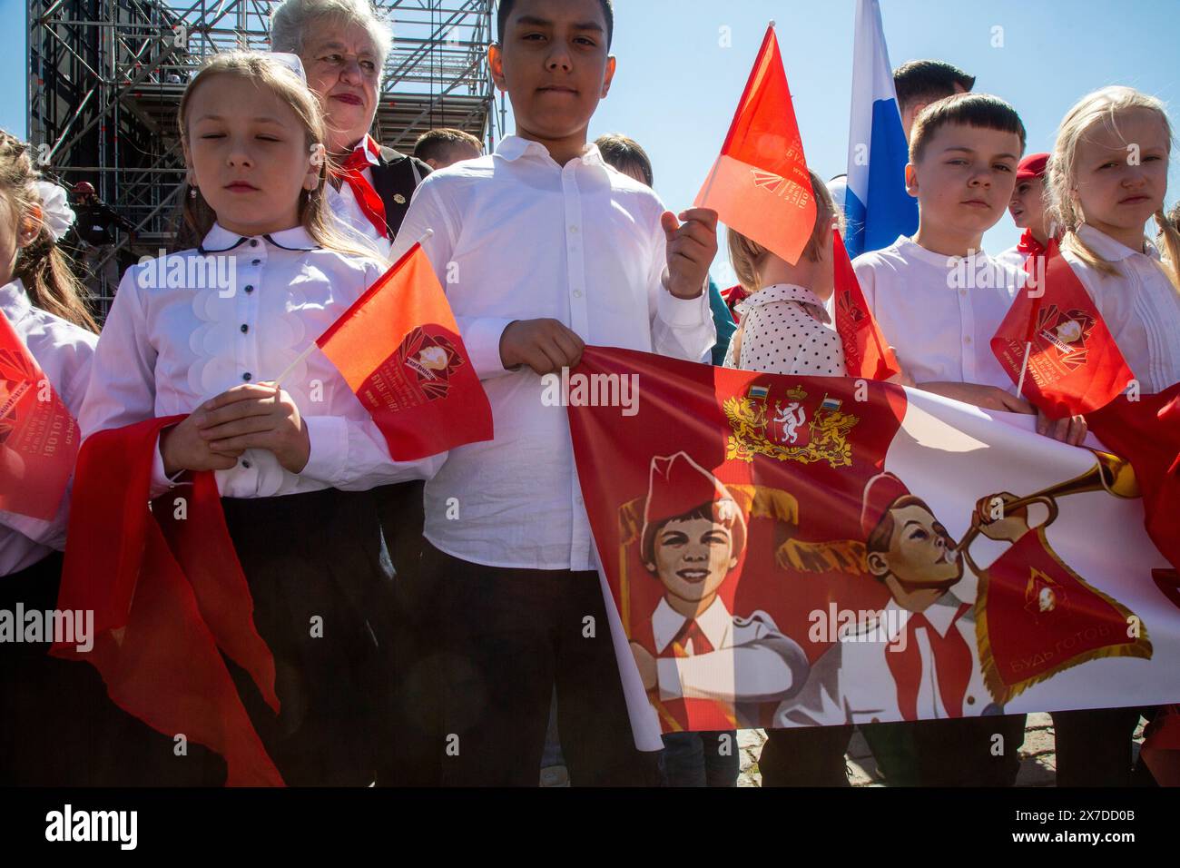 Moscou, Russie. 19 mai 2024. La cérémonie d'intronisation des pionniers pour les écoliers a lieu sur la place Rouge à Moscou, en Russie. Le Parti communiste russe a organisé une cérémonie solennelle d'initiation pour les pionniers sur la place Rouge, à laquelle plusieurs milliers d'écoliers ont participé, dédiée à l'anniversaire de l'Organisation des pionniers de l'Union, du nom de Vladimir Lénine, qui a été célébré le 19 mai. Crédit : Nikolay Vinokurov/Alamy Live News Banque D'Images