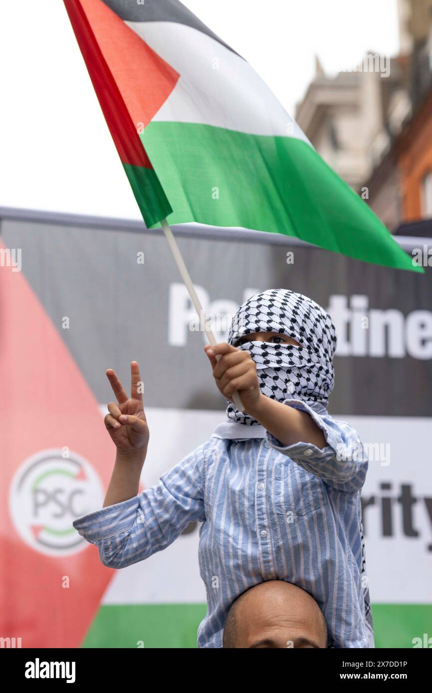 Londres, Royaume-Uni 18/05/2024 Nakba76 manifestation commémorant le nettoyage ethnique de 750 000 Palestiniens, soit les trois quarts de la population, de leur patrie en 1947/48. Depuis plus de 76 ans, le projet de colons israéliens fragmente le peuple palestinien. Les clés symbolisent les clés des maisons laissées par les gens, et qu'ils ont emportées avec eux dans l'espoir qu'un jour ils auraient une maison à retourner. La manifestation a été accueillie par une petite contre-manifestation pro-israélienne. Banque D'Images