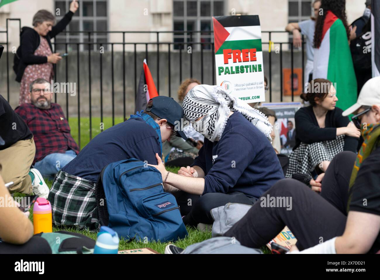 Londres, Royaume-Uni 18/05/2024 Nakba76 manifestation commémorant le nettoyage ethnique de 750 000 Palestiniens, soit les trois quarts de la population, de leur patrie en 1947/48. Depuis plus de 76 ans, le projet de colons israéliens fragmente le peuple palestinien. Les clés symbolisent les clés des maisons laissées par les gens, et qu'ils ont emportées avec eux dans l'espoir qu'un jour ils auraient une maison à retourner. La manifestation a été accueillie par une petite contre-manifestation pro-israélienne. Banque D'Images