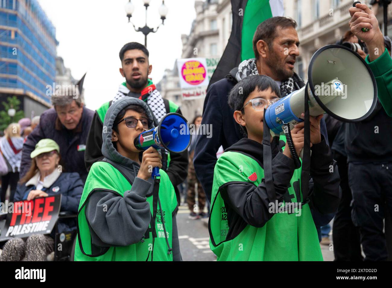 Londres, Royaume-Uni 18/05/2024 Nakba76 manifestation commémorant le nettoyage ethnique de 750 000 Palestiniens, soit les trois quarts de la population, de leur patrie en 1947/48. Depuis plus de 76 ans, le projet de colons israéliens fragmente le peuple palestinien. Les clés symbolisent les clés des maisons laissées par les gens, et qu'ils ont emportées avec eux dans l'espoir qu'un jour ils auraient une maison à retourner. La manifestation a été accueillie par une petite contre-manifestation pro-israélienne. Banque D'Images