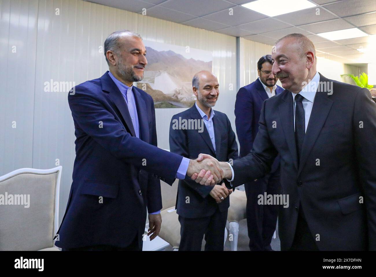 Barrage de QIZ-Qalasi dans le nord-ouest de l'Iran. 19 mai 2024. Le ministre iranien des Affaires étrangères HOSSEIN AMIR-ABDOLLAHIAN (à gauche) lors d'une rencontre avec son président azéri ILHAM ALIYEV (à droite) avant la cérémonie d'inauguration du QIZ Qalasi, le troisième barrage construit conjointement par l'Iran et l'Azerbaïdjan sur la rivière Aras le 19 mai 2024. Un hélicoptère dans le convoi du président iranien Ebrahim Raisi et de son ministre des Affaires étrangères Amir-Abdollahian a été impliqué dans ''un accident'' dans la province de l'Azerbaïdjan oriental dans de mauvaises conditions météorologiques le 19 mai, a rapporté la télévision d'État. Crédit : ZUMA Press, Inc/Alamy Live News Banque D'Images Barrage de QIZ-Qalasi dans le nord-ouest de l'Iran. 19 mai 2024. Le ministre iranien des Affaires étrangères HOSSEIN AMIR-ABDOLLAHIAN (à gauche) lors d'une rencontre avec son président azéri ILHAM ALIYEV (à droite) avant la cérémonie d'inauguration du QIZ Qalasi, le troisième barrage construit conjointement par l'Iran et l'Azerbaïdjan sur la rivière Aras le 19 mai 2024. Un hélicoptère dans le convoi du président iranien Ebrahim Raisi et de son ministre des Affaires étrangères Amir-Abdollahian a été impliqué dans ''un accident'' dans la province de l'Azerbaïdjan oriental dans de mauvaises conditions météorologiques le 19 mai, a rapporté la télévision d'État. Crédit : ZUMA Press, Inc/Alamy Live News Banque D'Images