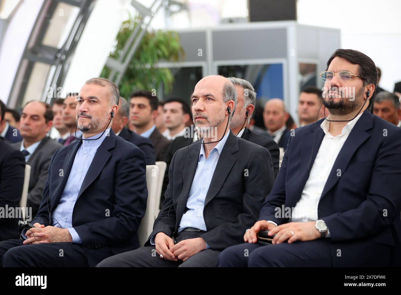 Barrage de QIZ-Qalasi dans le nord-ouest de l'Iran. 19 mai 2024. Le ministre iranien des Affaires étrangères HOSSEIN AMIR-ABDOLLAHIAN (à gauche) lors d'une cérémonie à Aras avec les présidents iranien et azéri marquant l'inauguration du troisième barrage construit conjointement par l'Iran et l'Azerbaïdjan sur la rivière Aras le 19 mai 2024. Un hélicoptère dans le convoi du président iranien Ebrahim Raisi et de son ministre des Affaires étrangères Amir-Abdollahian a été impliqué dans ''un accident'' dans la province de l'Azerbaïdjan oriental dans de mauvaises conditions météorologiques le 19 mai, a rapporté la télévision d'État. Crédit : ZUMA Press, Inc/Alamy Live News Banque D'Images Barrage de QIZ-Qalasi dans le nord-ouest de l'Iran. 19 mai 2024. Le ministre iranien des Affaires étrangères HOSSEIN AMIR-ABDOLLAHIAN (à gauche) lors d'une cérémonie à Aras avec les présidents iranien et azéri marquant l'inauguration du troisième barrage construit conjointement par l'Iran et l'Azerbaïdjan sur la rivière Aras le 19 mai 2024. Un hélicoptère dans le convoi du président iranien Ebrahim Raisi et de son ministre des Affaires étrangères Amir-Abdollahian a été impliqué dans ''un accident'' dans la province de l'Azerbaïdjan oriental dans de mauvaises conditions météorologiques le 19 mai, a rapporté la télévision d'État. Crédit : ZUMA Press, Inc/Alamy Live News Banque D'Images