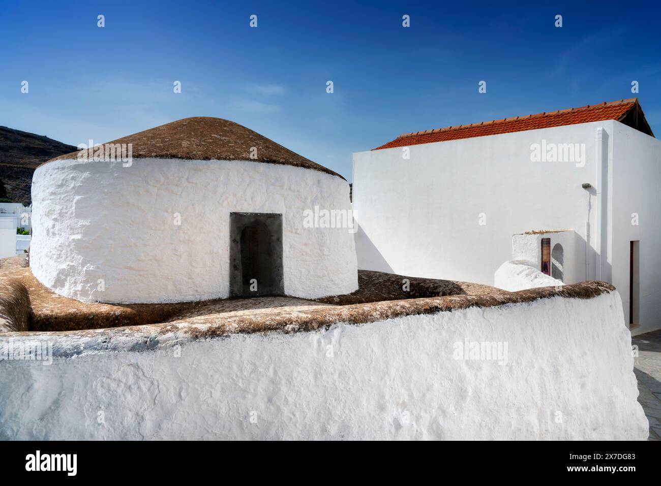 Architecture blanche traditionnelle à Lindos, sur l'île de Rhodes, en Grèce. Banque D'Images