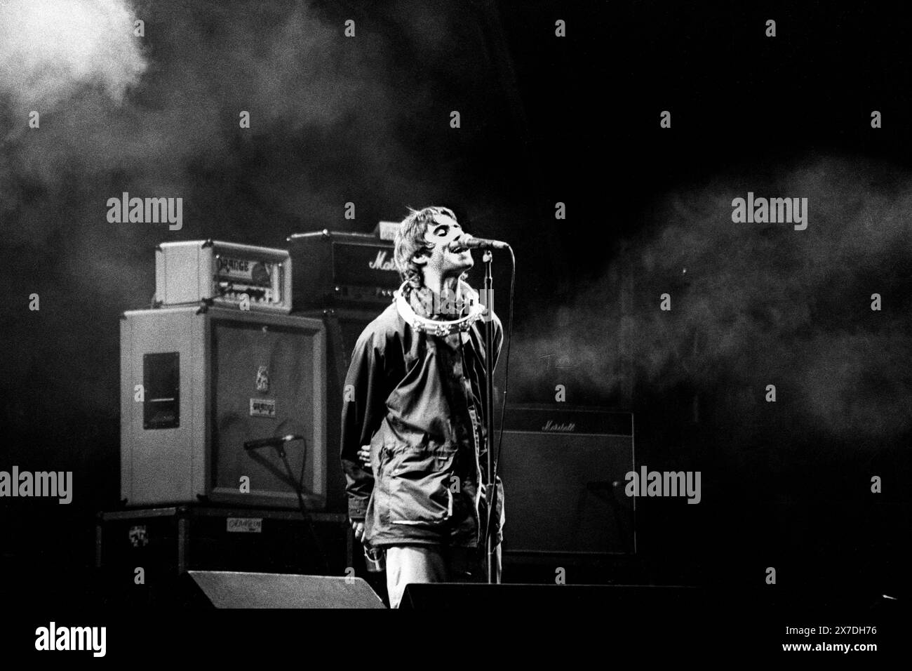OASIS, PREMIÈRE TÊTE D'AFFICHE DE GLASTONBURY, 1995 : Liam Gallagher chanteur du groupe de rock de Manchester Oasis avec une tamborine autour du cou alors qu'ils jouent la main Stage au sommet de leur renommée au Glastonbury Festival, Pilton Farm, Somerset, Angleterre, 24 juin 1995. En 1995, le festival a célébré son 25e anniversaire. Il n'y avait pas de scène pyramidale cette année-là car elle avait brûlé. Photo : ROB WATKINS Banque D'Images