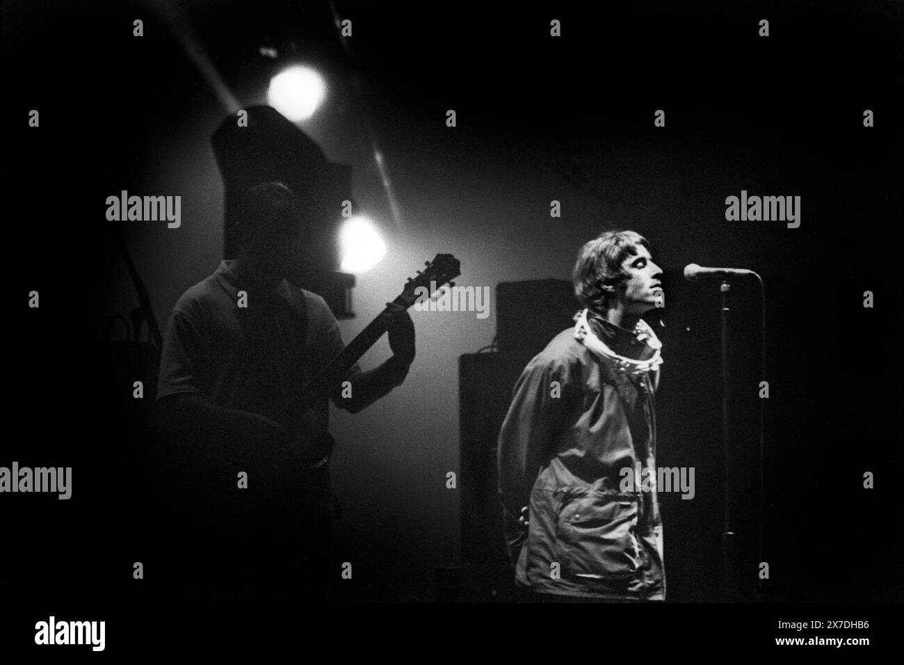 LIAM, BONEHEAD, OASIS, PREMIER TITRE DE GLASTONBURY, 1995 : Liam Gallagher (avec une tamborine autour du cou) et Bonehead (Paul Arthurs) de Oasis en tête d'affiche partagent un moment lors du rappel sur la scène principale au sommet de leur renommée au Glastonbury Festival, Pilton Farm, Somerset, Angleterre, 24 juin 1995. En 1995, le festival a célébré son 25e anniversaire. Il n'y avait pas de scène pyramidale cette année-là car elle avait brûlé. Photo : ROB WATKINS Banque D'Images