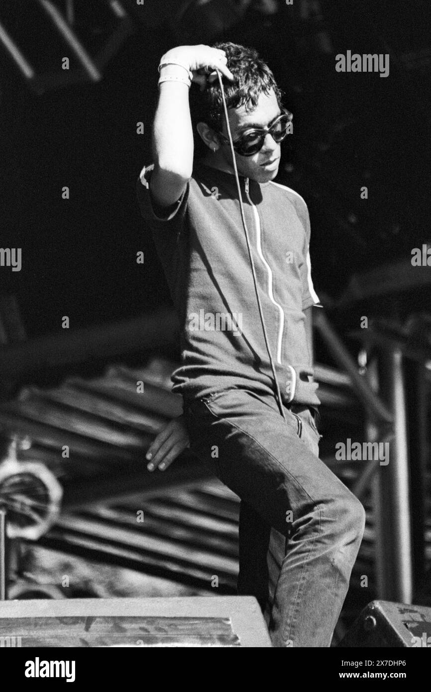 RICK WITTER, SHED SEVEN, GLASTONBURY 95 : Rick Witter chanteur de Shed Seven joue la deuxième scène du NME au Glastonbury Festival, Pilton Farm, Somerset, Angleterre, juin 1995. C'est le début du groupe à Glastonbury. En 1995, le festival a célébré son 25e anniversaire. Photo : Rob Watkins. INFO : Shed Seven, un groupe de rock indépendant britannique formé en 1990, a pris de l'importance dans l'ère Britpop des années 90. Des tubes comme « Chasing Rainbows » et des albums comme « A maximum High » ont mis en valeur leur son mélodique. Banque D'Images