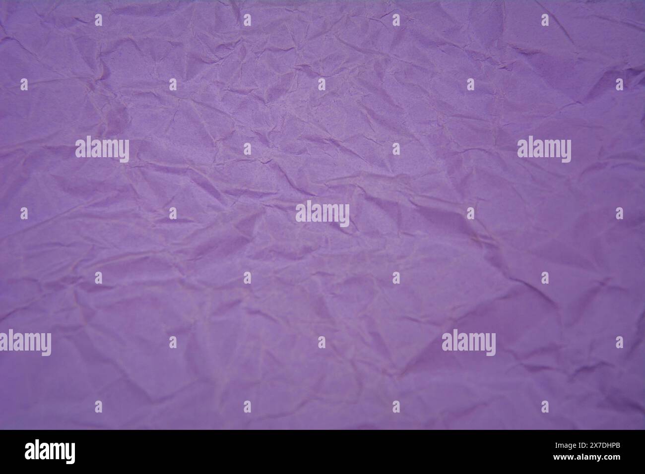 Fond violet avec des rides denses. Texture de papier kraft recyclé violet comme arrière-plan. Banque D'Images