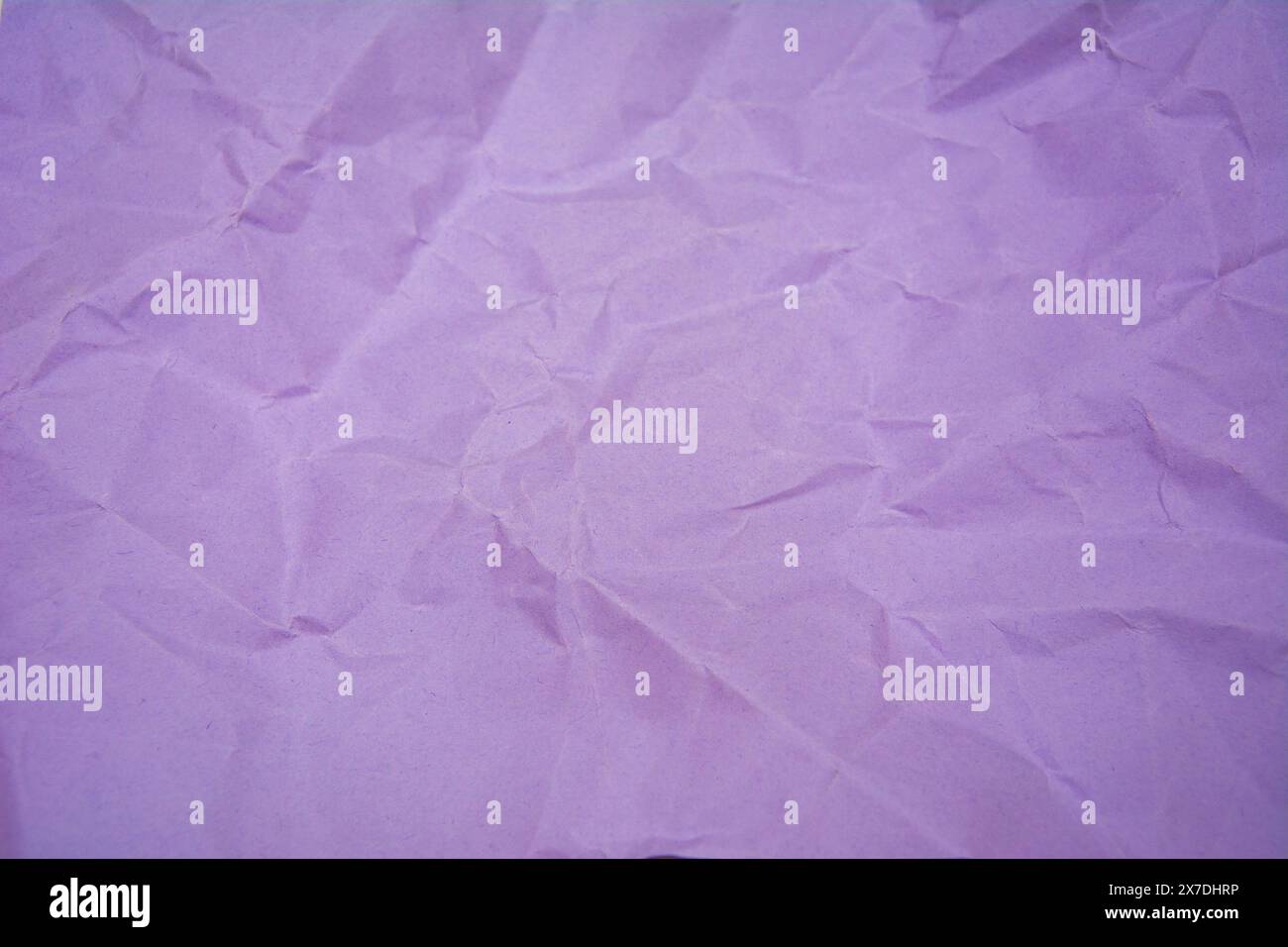 Fond de couleur pourpre avec de petites rides. Texture de papier artisanal recyclé violet comme arrière-plan. Banque D'Images