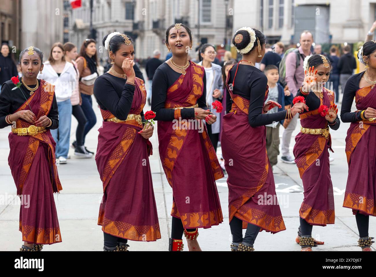 Londres, Royaume-Uni 18 mai 2024 les danseurs tamouls sri-lankais se préparent, dans le cadre de la Journée du souvenir de Mullivaikkal, à se souvenir des personnes tuées au cours des dernières étapes de la guerre civile et du génocide sri-lankais. Banque D'Images