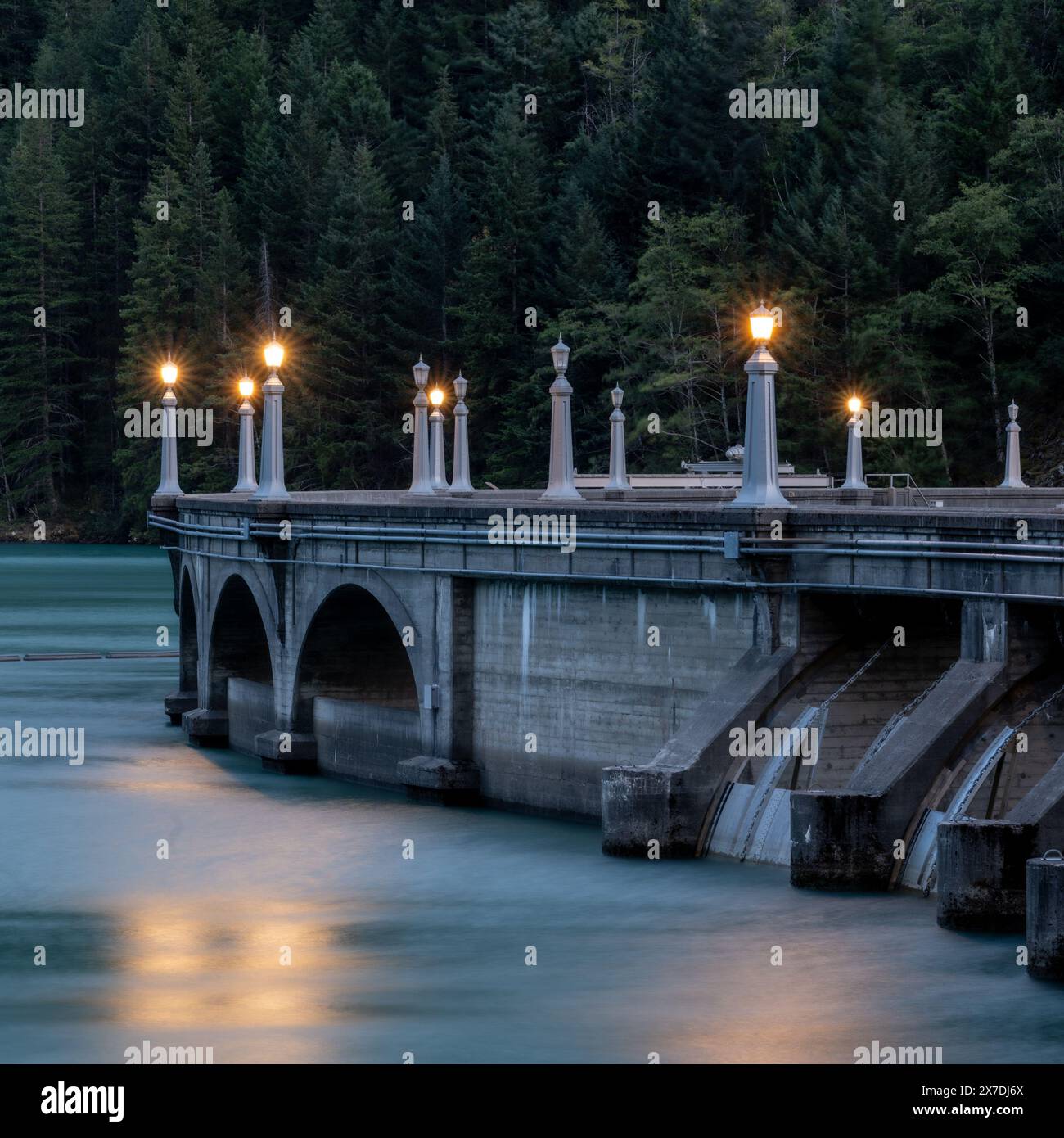 Eau lisse du lac Diablo sous le barrage dans North Cascades Banque D'Images