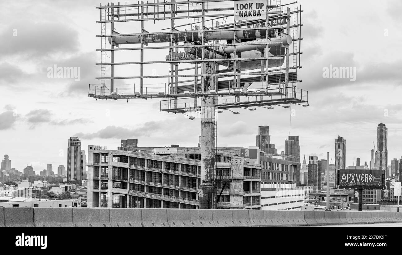image en noir et blanc de reines et manhattan au-delà Banque D'Images