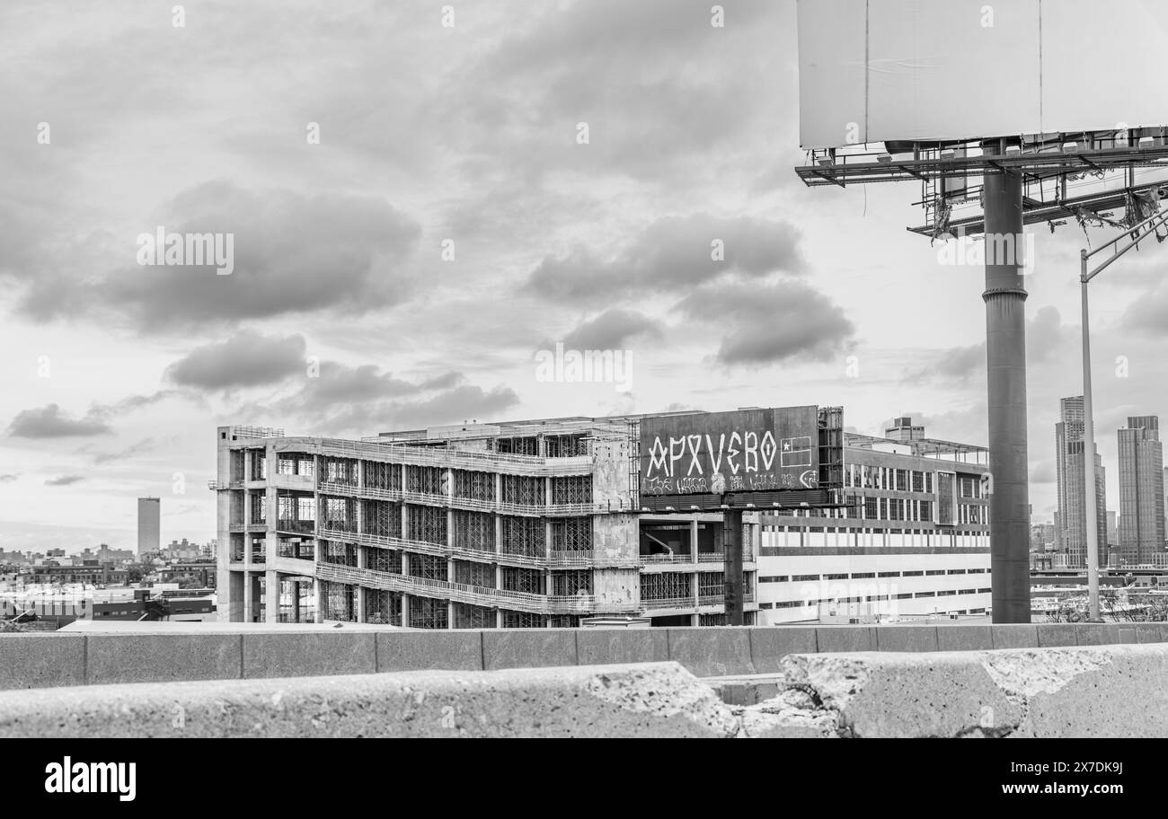 image en noir et blanc de reines et manhattan au-delà Banque D'Images