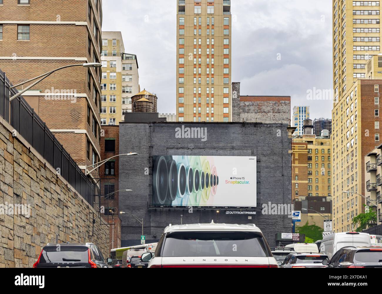 Grand panneau d'affichage avec publicité pour Apple iPhone 15 en dehors du tunnel Midtown Banque D'Images