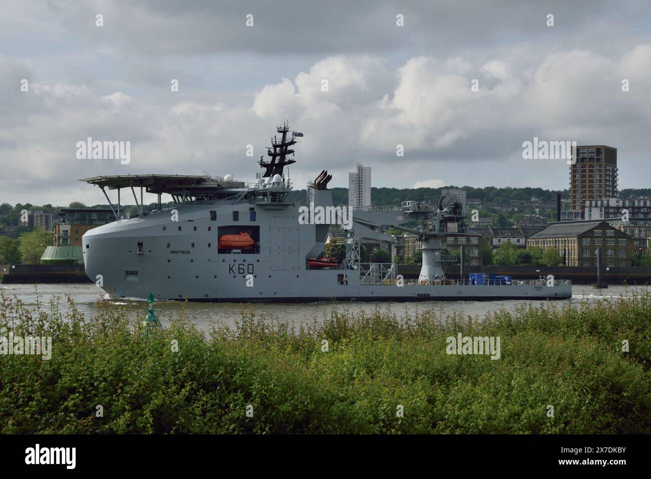 En descendant la Tamise après une visite à Londres, RFA Proteus, le premier des deux navires de surveillance océanique multi-rôles prévus. Banque D'Images