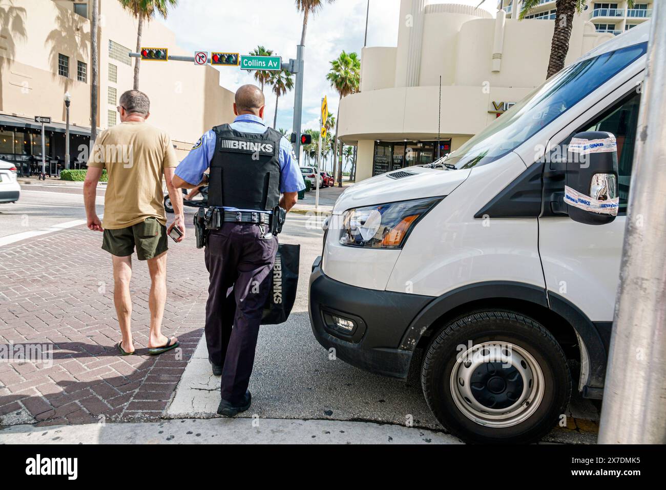 Miami Beach Floride, Collins Avenue, camion blindé Brinks, garde armée, arme à feu homme noir africain, sac d'argent de transport, port gilet pare-balles, dange Banque D'Images