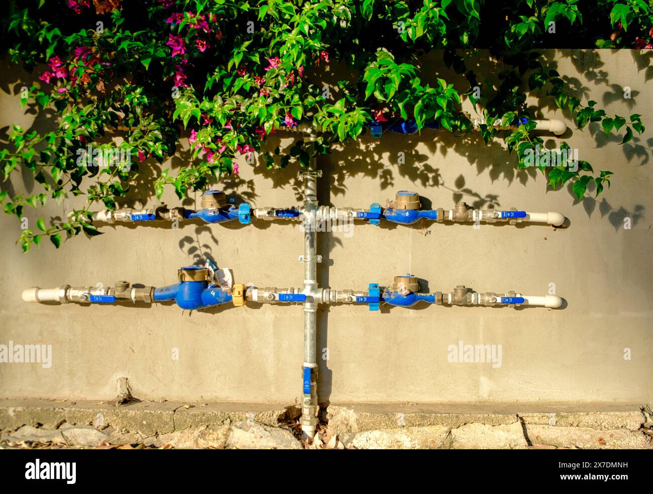 Services de plomberie. Tuyauterie en acier inoxydable du système de chauffage dans la rue. Pompe et capteurs. télécharger Banque D'Images