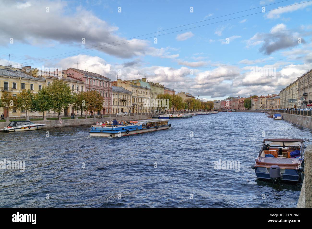 Russie, Petersbourg, 25 mai 2021 : bateaux sur le canal Griboïedov à Saint-Pétersbourg Banque D'Images