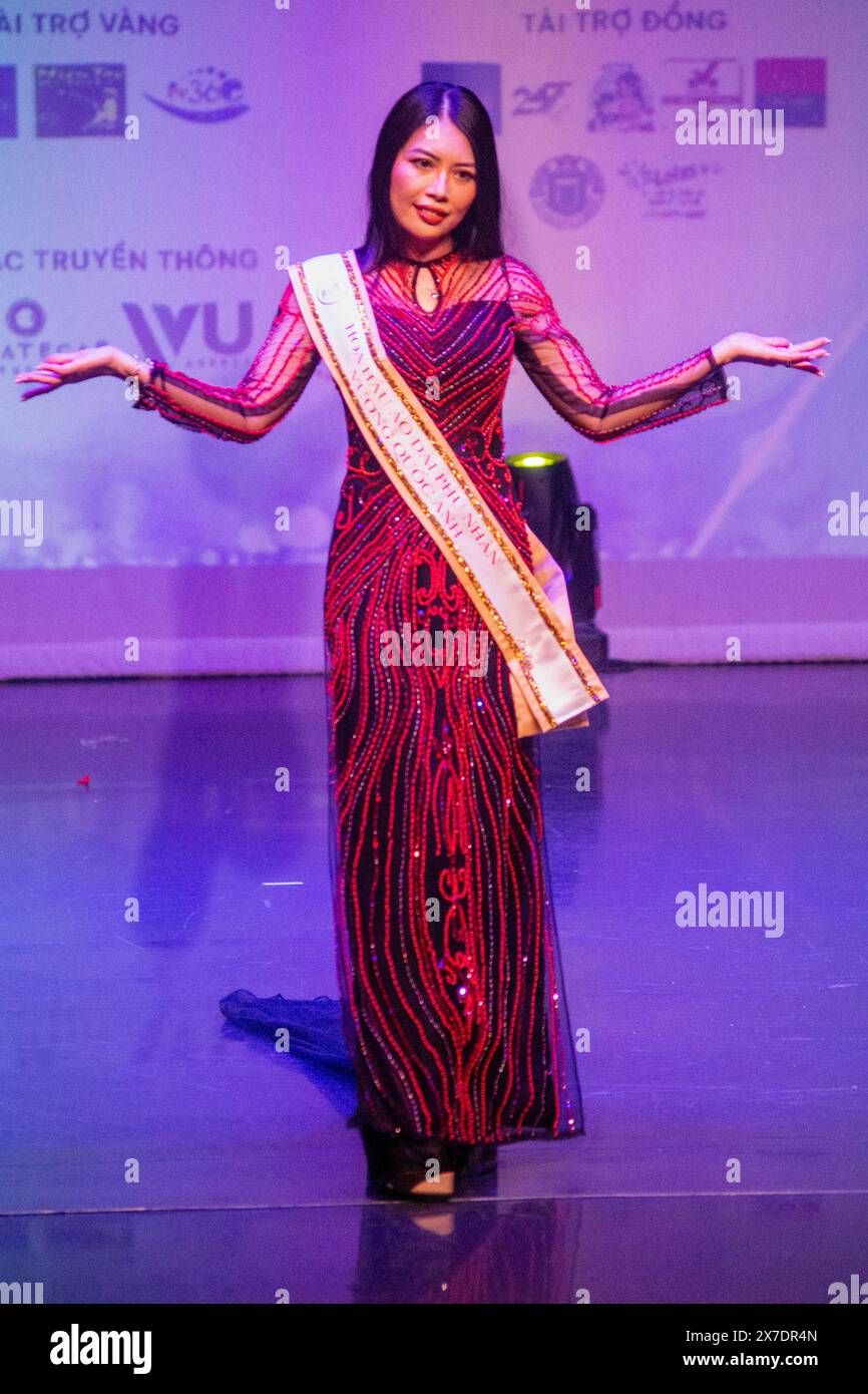 Londres, Royaume-Uni. 19 mai 2024. C'est Vietnam 2024. Célèbre ses 50 ans avec des expositions culturelles par des danseurs, des chanteurs et des mannequins portant l'Ao Dai, le costume national au Greenwood Theatre adjacent à l'hôpital Guy's près de London Bridge Station. Crédit : Peter Hogan/Alamy Live News Banque D'Images