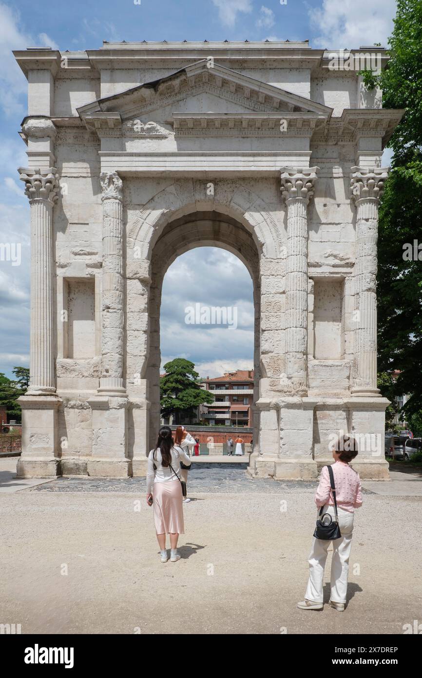 L'Arco dei Gavi ou Arche de Gavier est une arche romaine d'honneur dans le site du patrimoine mondial de l'UNESCO 'vieille ville de Vérone'. Banque D'Images