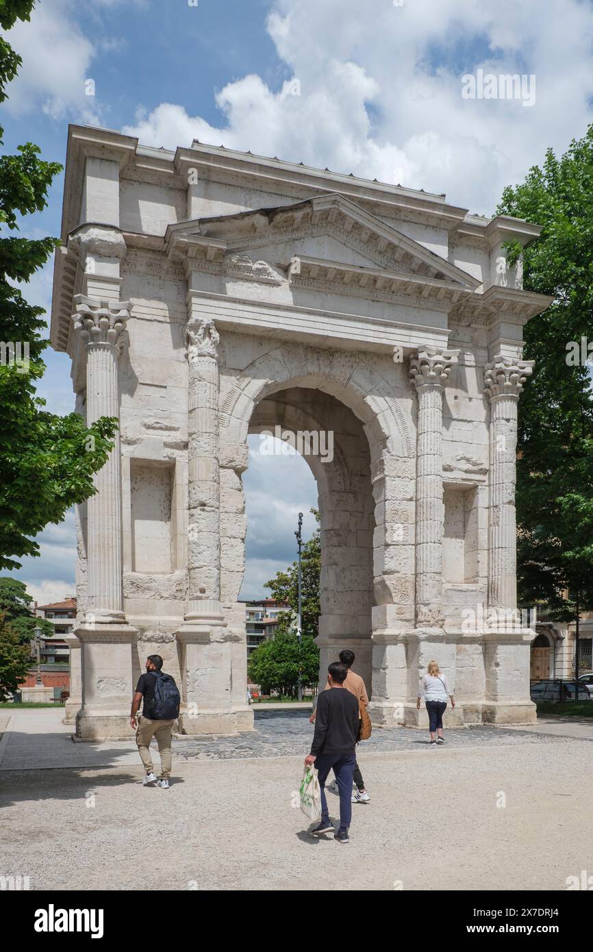 L'Arco dei Gavi ou Arche de Gavier est une arche romaine d'honneur dans le site du patrimoine mondial de l'UNESCO 'vieille ville de Vérone'. Banque D'Images
