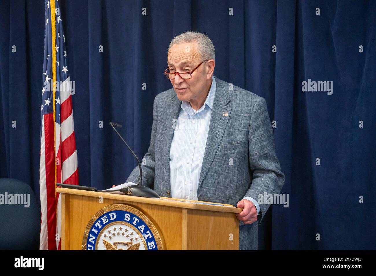 New York, États-Unis. 19 mai 2024. NEW YORK, NEW YORK - 19 MAI : le leader de la majorité au Sénat, le sénateur américain Chuck Schumer (d-NY) dit que le tribunal du Texas qui bloque maintenant le plafond des frais de retard de 8 $ devrait se ranger du côté des consommateurs dès maintenant après la nouvelle décision de la Cour suprême donne l'espoir que le plafond des frais de retard de 8 $ pourrait survivre le 19 mai 2024 à New York. Crédit : Ron Adar/Alamy Live News Banque D'Images