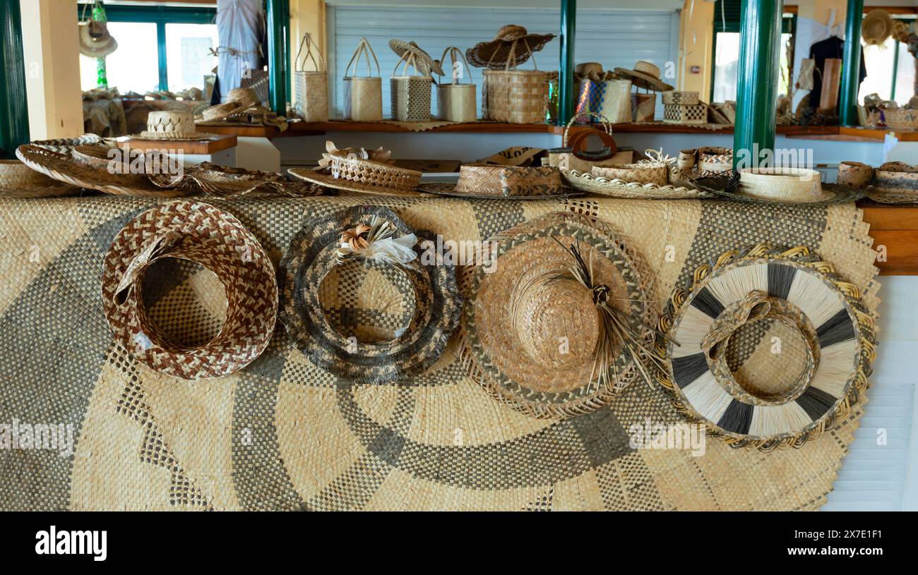 Chapeaux de paille et artisanat à vendre, Uturoa, ville principale de l'île de Raiatea, îles de la Société, Polynésie française Banque D'Images