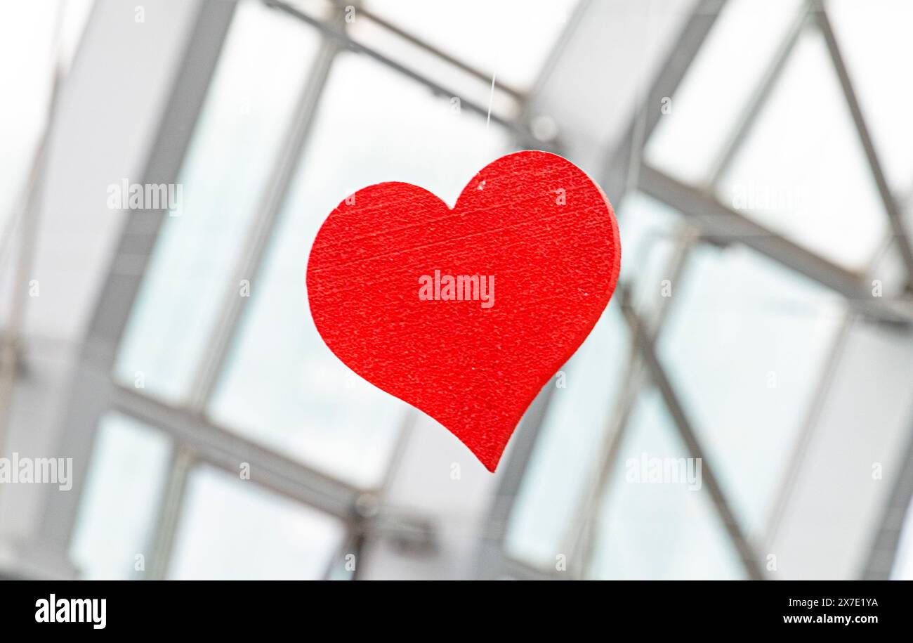 coeur rouge sur un fond clair. Saint Valentin Banque D'Images