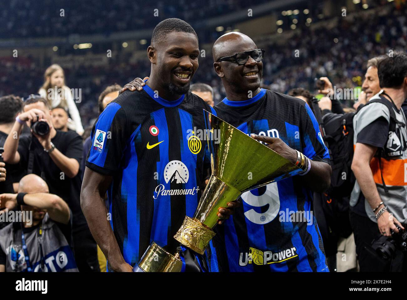 Marcus Thuram (RL) et son père Lilian Thuram (R) célèbrent la série A Scudetto à la fin du match de série A TIM entre le FC Internazionale et le SS Lazio au stade Giuseppe Meazza de Milan, Italie, le 19 mai 2024 Banque D'Images