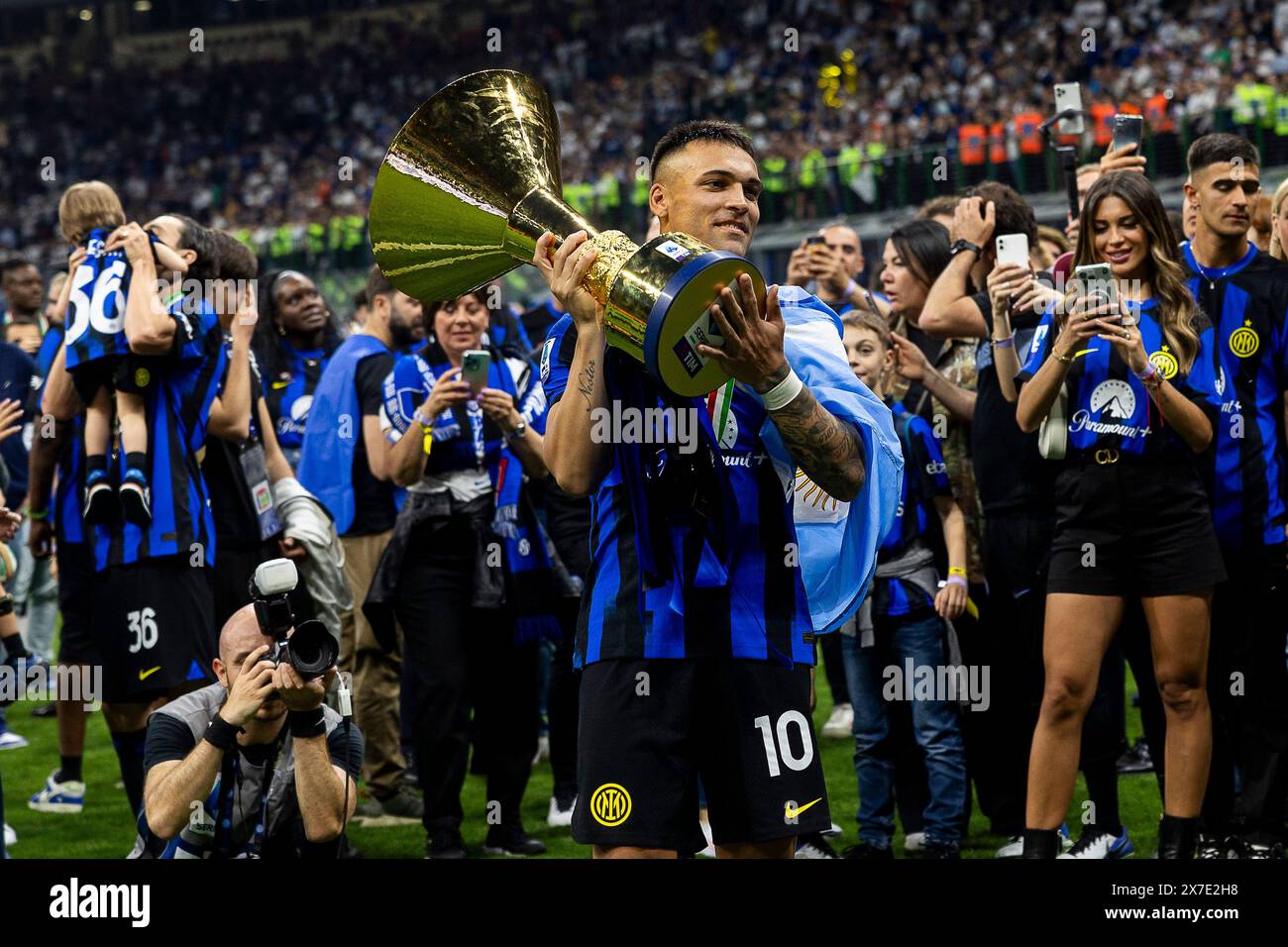 Lautaro Martinez célèbre la série A Scudetto à la fin du match de série A TIM entre le FC Internazionale et le SS Lazio au stade Giuseppe Meazza de Milan, Italie, le 19 mai 2024 Banque D'Images