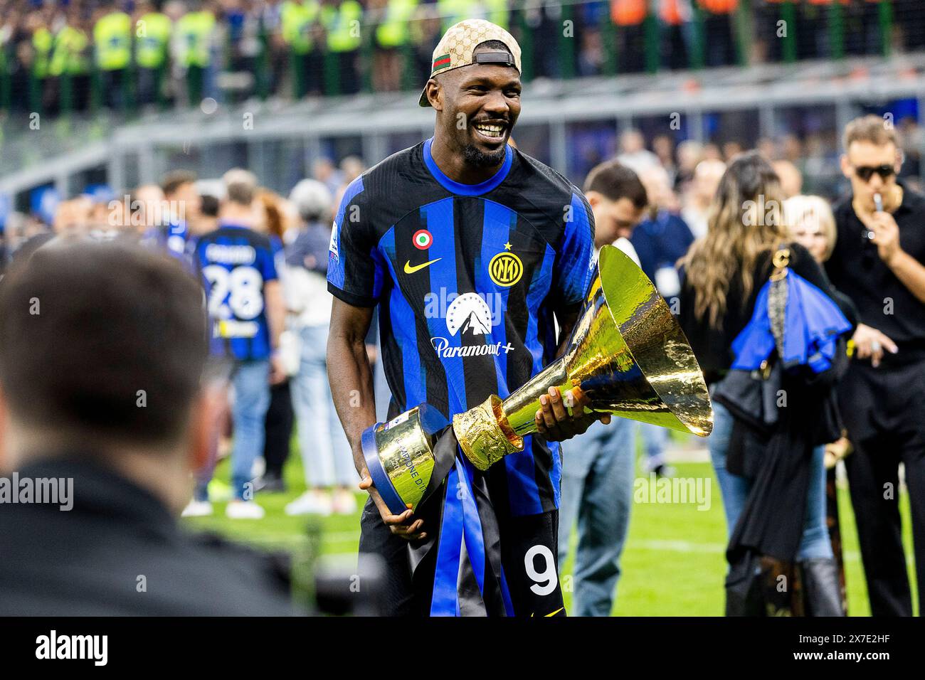 Marcus Thuram célèbre la série A Scudetto à la fin du match de série A TIM entre le FC Internazionale et le SS Lazio au stade Giuseppe Meazza de Milan, en Italie, le 19 mai 2024 Banque D'Images