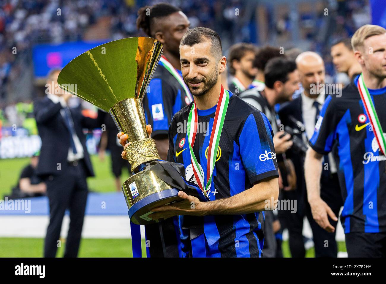 Henrikh Mkhitaryan célèbre la série A Scudetto à la fin du match de série A TIM entre le FC Internazionale et le SS Lazio au stade Giuseppe Meazza à Milan, en Italie, le 19 mai 2024 Banque D'Images