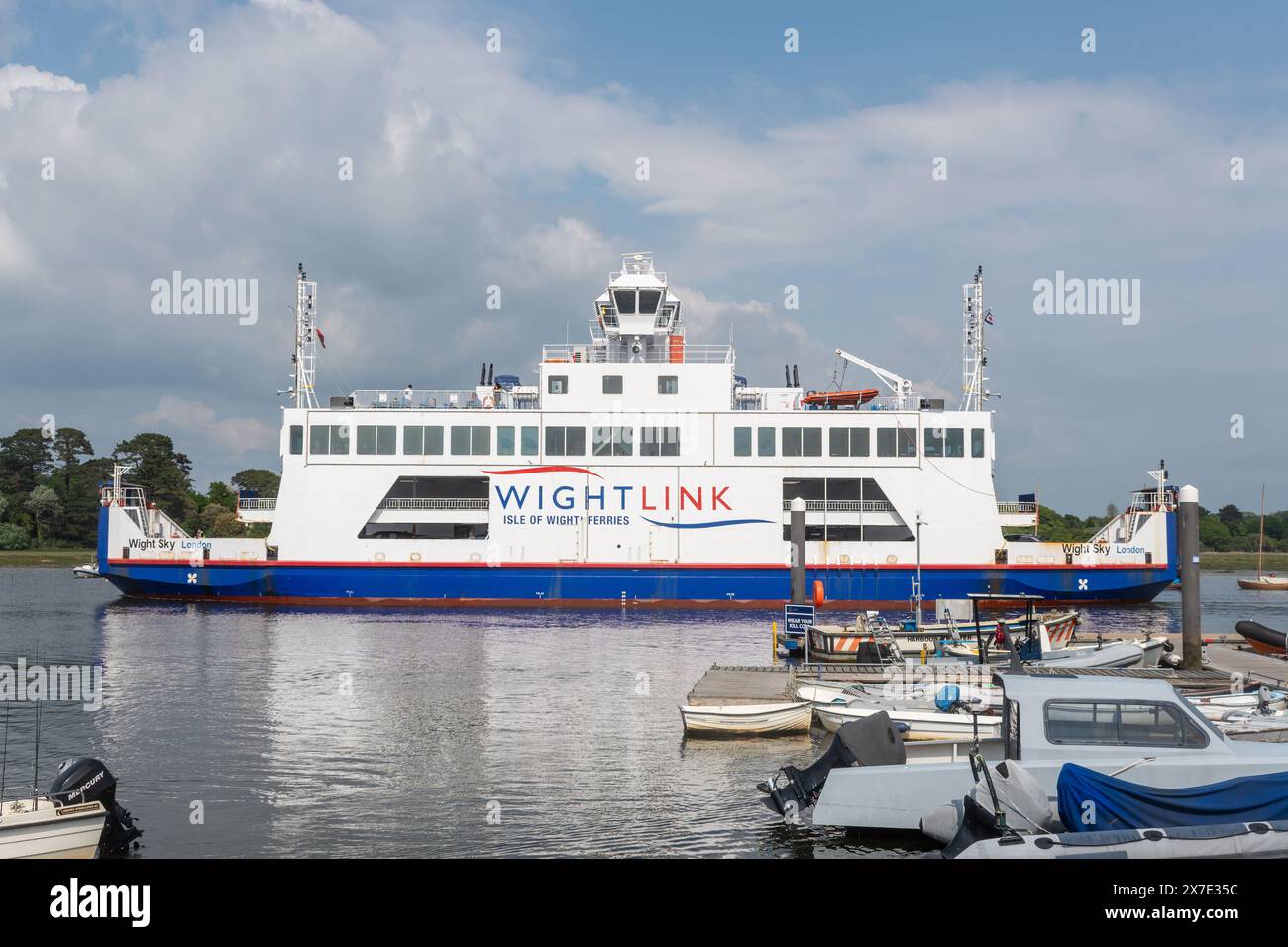 WightLink car ferry arrivant à Lymington Ferry Terminus, Hampshire, Angleterre, Royaume-Uni. Le ferry transporte des voitures et des passagers vers et depuis Yarmouth, IOW. Banque D'Images