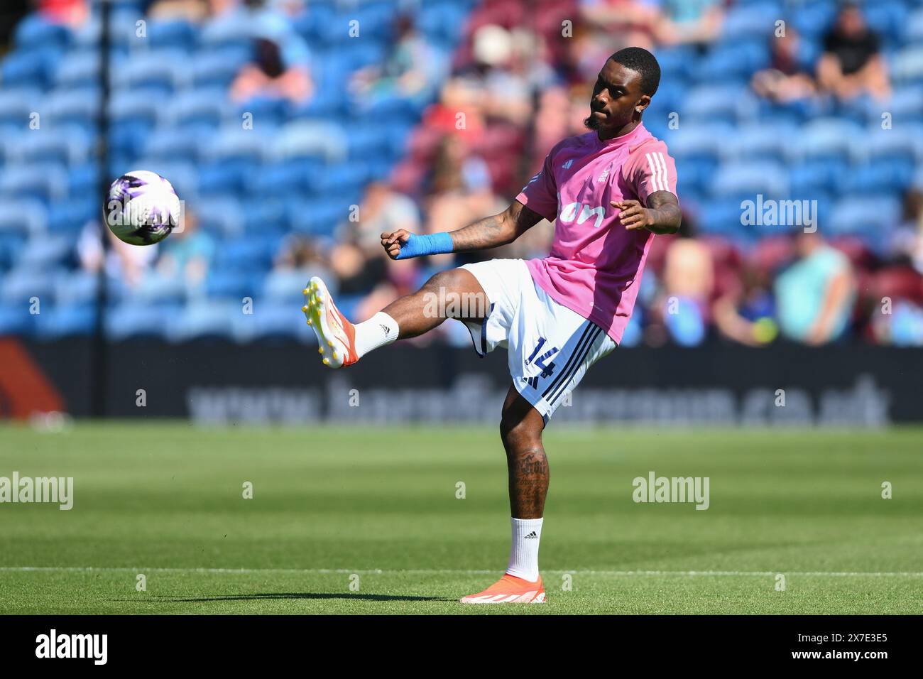 Turf Moor, Burnley le dimanche 19 mai 2024. Callum Hudson-Odoi de Nottingham Forest se réchauffe avant le coup d'envoi lors du match de premier League entre Burnley et Nottingham Forest à Turf Moor, Burnley le dimanche 19 mai 2024. (Photo : Jon Hobley | mi News) crédit : MI News & Sport /Alamy Live News Banque D'Images