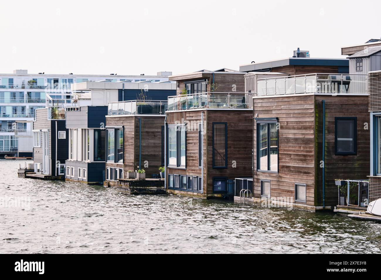 Pays-Bas, Amsterdam - 10 avril 2024 : quartier des maisons flottantes dans le district d'Ijburg Banque D'Images