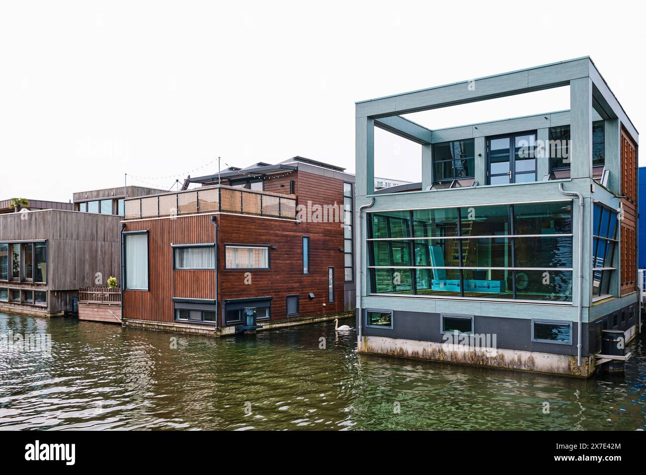 Pays-Bas, Amsterdam - 10 avril 2024 : quartier des maisons flottantes dans le district d'Ijburg Banque D'Images