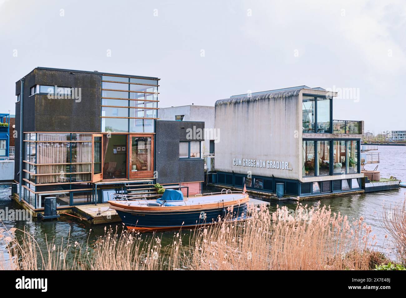 Pays-Bas, Amsterdam - 10 avril 2024 : quartier des maisons flottantes dans le district d'Ijburg Banque D'Images