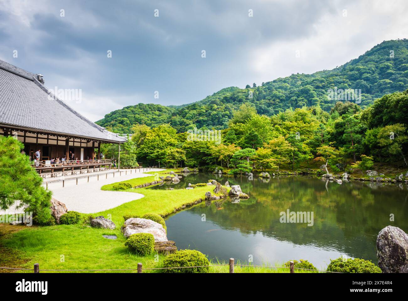 Kyoto, JAPON - 27 juillet 2016 : Temple et lac du jardin zen. Banque D'Images