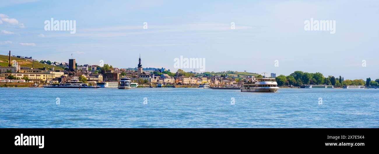 Panorama de la ville de Rudesheim am Rhein sur le Rhin près de Bingen, Allemagne. Front de mer avec bateaux de croisière. La vallée du Rhin est une destination touristique populaire pour Banque D'Images